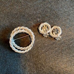 🌟🌟Vintage 60s Silver Tone Brooch and Earring Set 🌟🌟